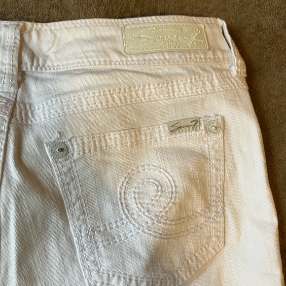 Seven7 Bright White Denim Capris with cute pocket stitching - Picture 7 of 9